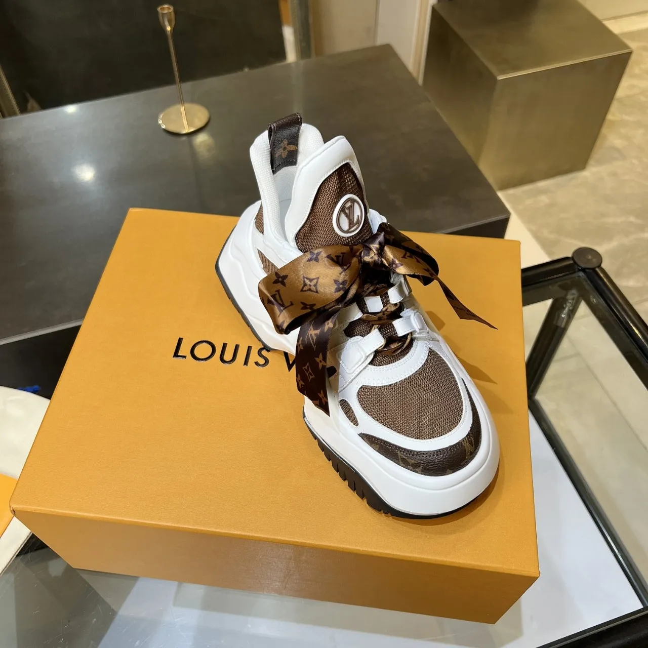👟👟Ex-factory price 760👟👟 Nicolas Ghesquieye once again refined the design essence of LVArchlight sneakers to create LVArchlight2.0 platfrm sneakers. The combination of multiple technical materials, the wide outsole and the exaggerated tongue highlight the series' recognition, and the latter is marked with the LVCirCle logo 35-41